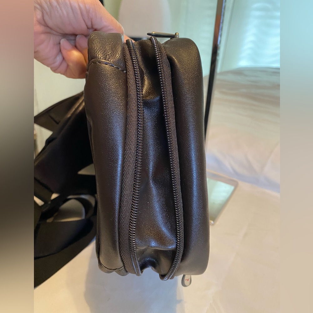 Travelon unisex brown leather crossbody - Picture 9 of 13